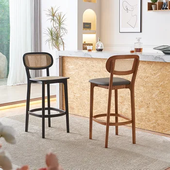 Bar stoličky, masívne drevo domov operadla, moderný jednoduchý ratan mlieko čajovni na recepcii vysoká stolička