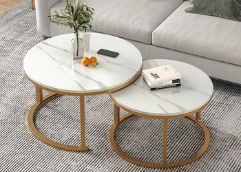 Obývacia izba, domáce malý okrúhly stôl, malé rozloženie, gauč, stolíky, svetlo luxus, jednoduchý moderný konferenčný stolík tabuľka